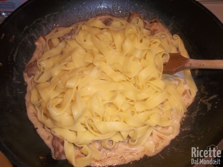 Fettuccine con Bocconcini di Capretto e Funghi