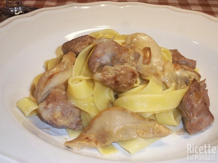 Fettuccine con Bocconcini di Capretto e Funghi