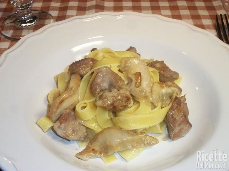 Fettuccine con bocconcini di capretto e funghi