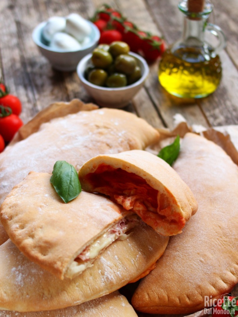 Come fare i calzoni ripieni morbidi al forno