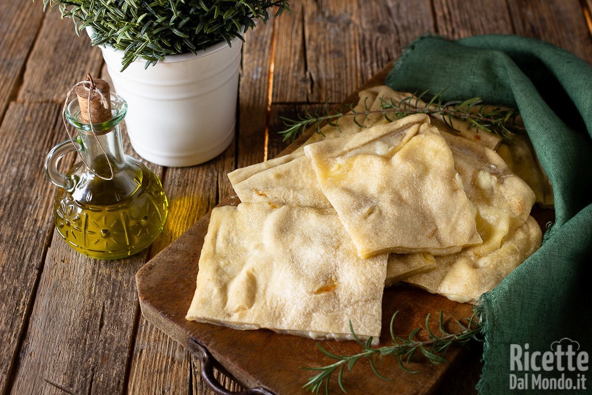 Focaccia di Recco, la tradizionale focaccia ligure sottile e morbida