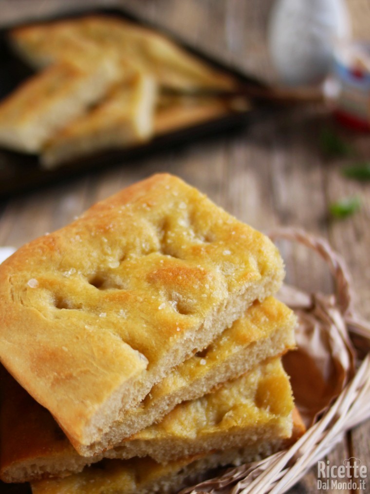 Focaccia di Genova, morbida e croccante