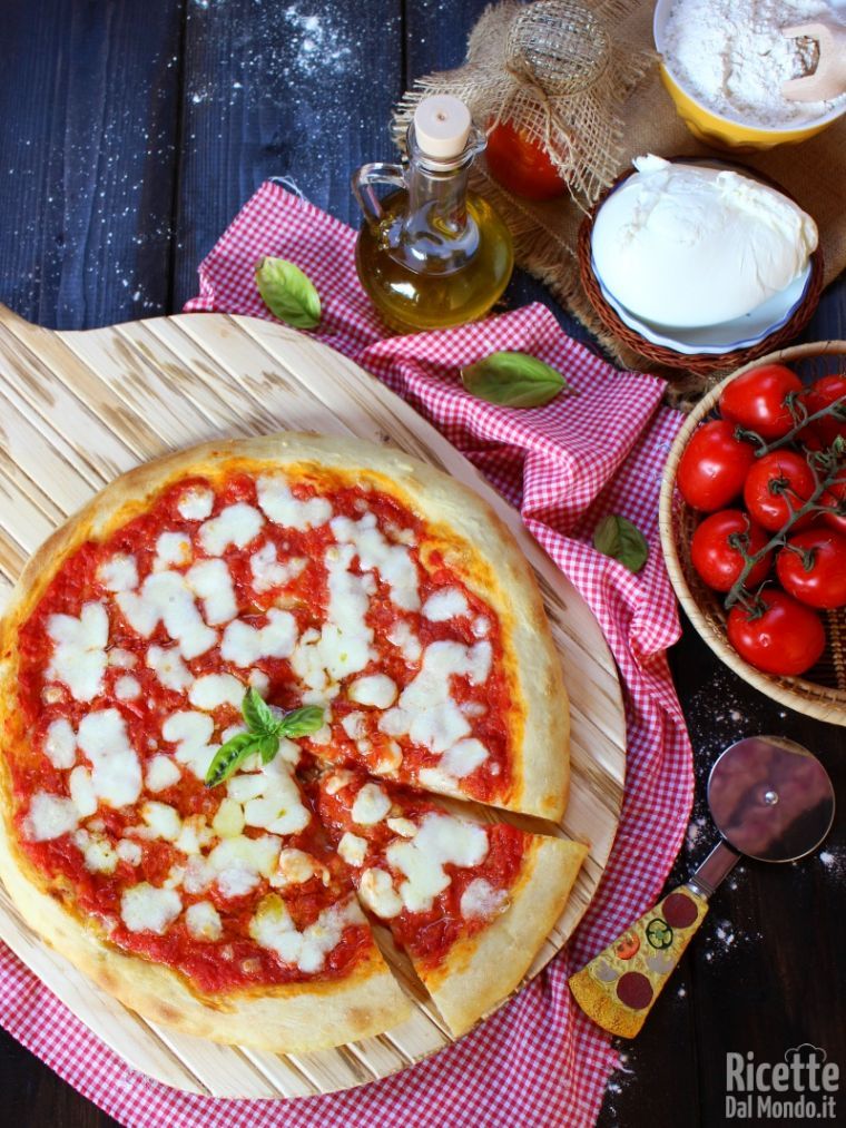 Pizza margherita napoletana