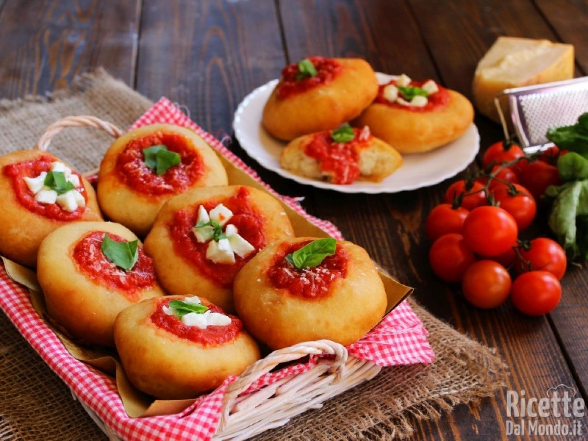 Pizzette fritte montanare. La ricetta delle pizze fritte al pomodoro napoletane!