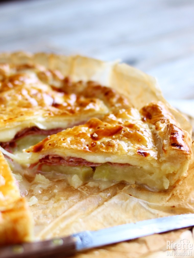 Come fare il rustico di pasta sfoglia con patate e prosciutto