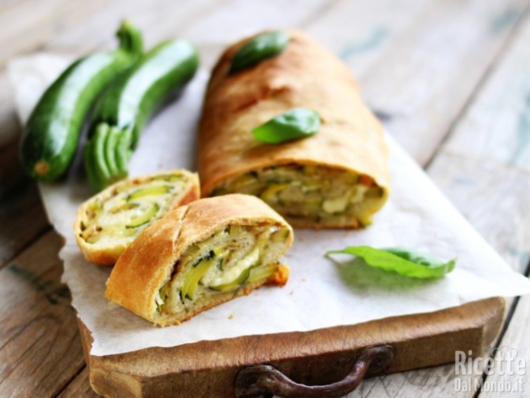 Ricetta rotolo di pizza con zucchine ed Emmental