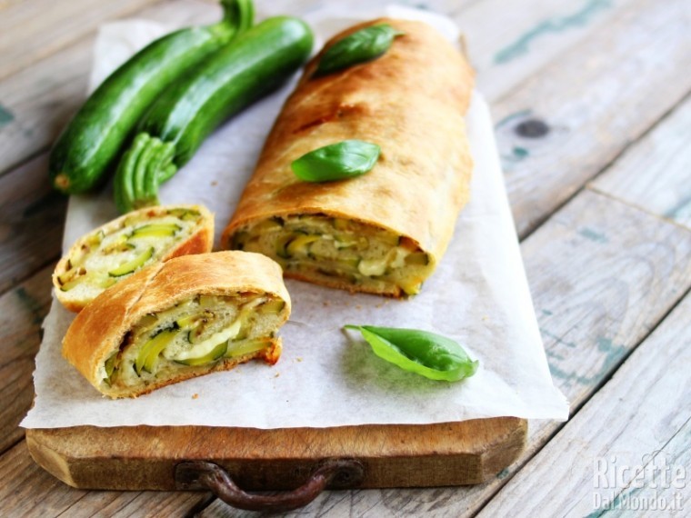Rotolo di pizza con zucchine ed Emmental