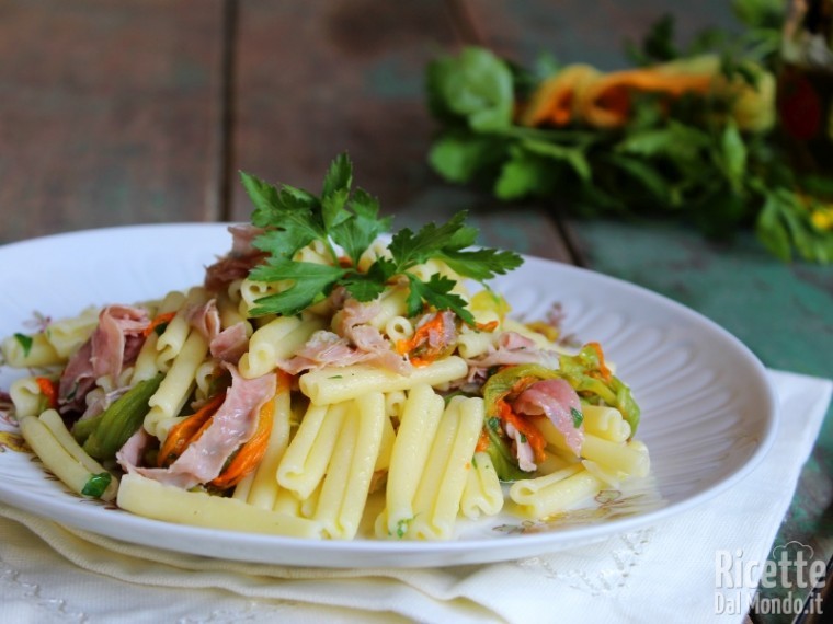 Ricetta caserecce ai fiori di zucca e prosciutto cotto