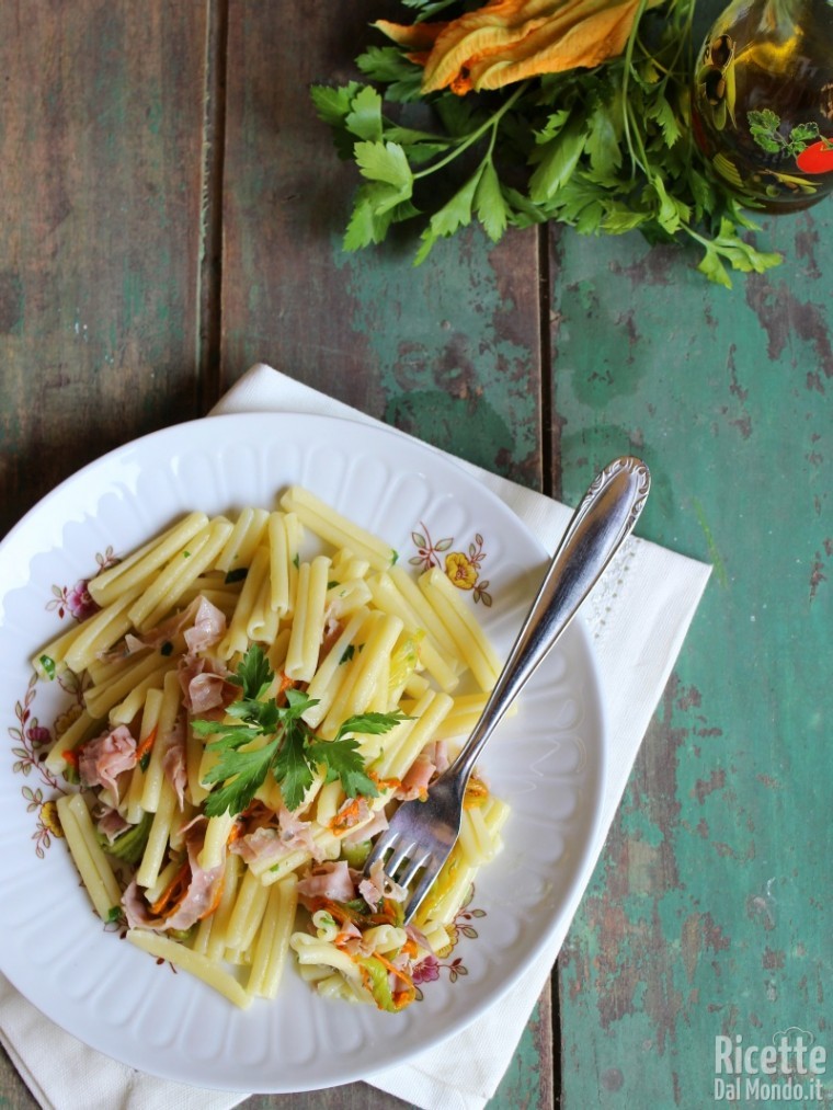 Come fare le caserecce ai fiori di zucca e prosciutto cotto