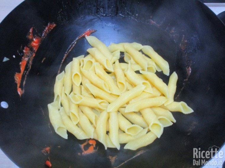 Pasta con salsa di peperoni 7