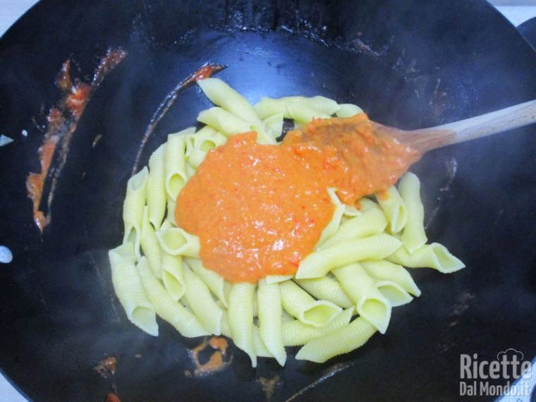Pasta con salsa di peperoni 7