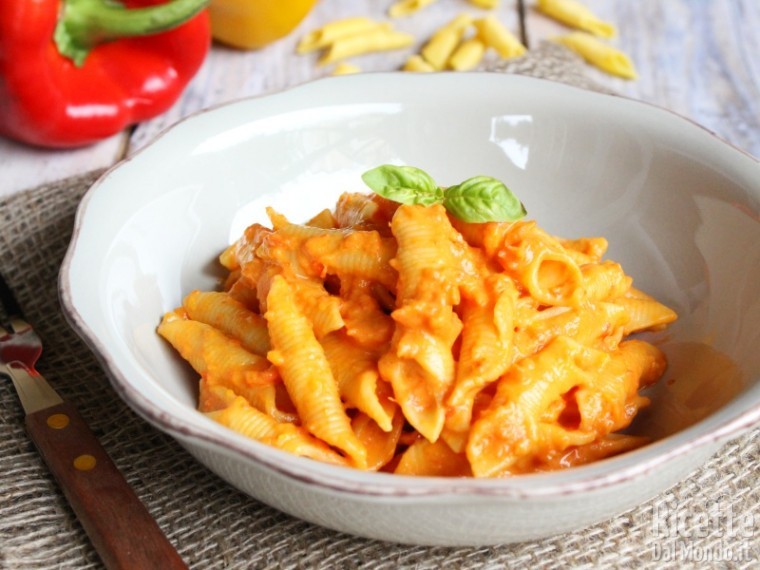 Ricetta pasta con salsa di peperoni