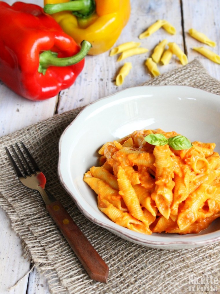 Come fare la pasta con salsa di peperoni