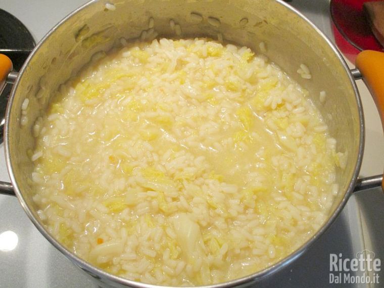Aggiungere il parmigiano e mantecare