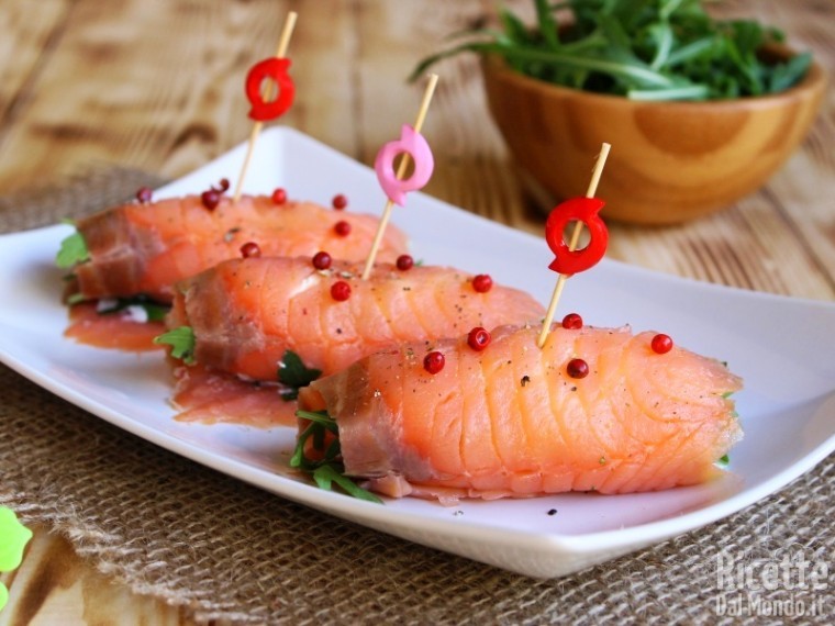 Involtini di salmone affumicato freddi
