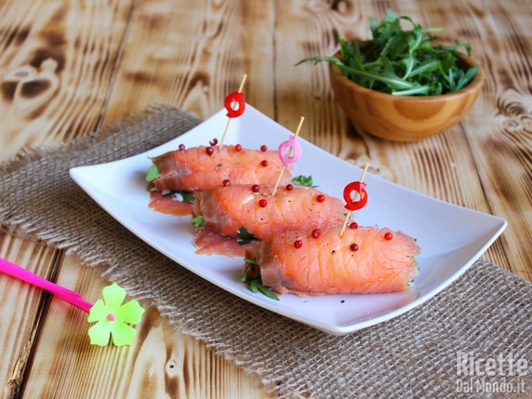 Involtini di Salmone affumicato con rucola e philadelphia
