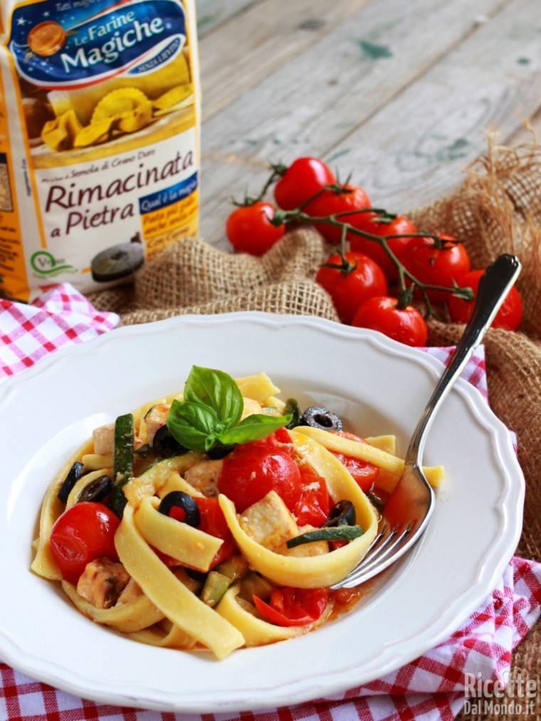 Semplice pasta fresca con zucchine e pesce spada