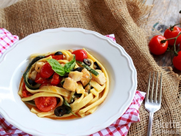 Pasta fresca con zucchine e pesce spada