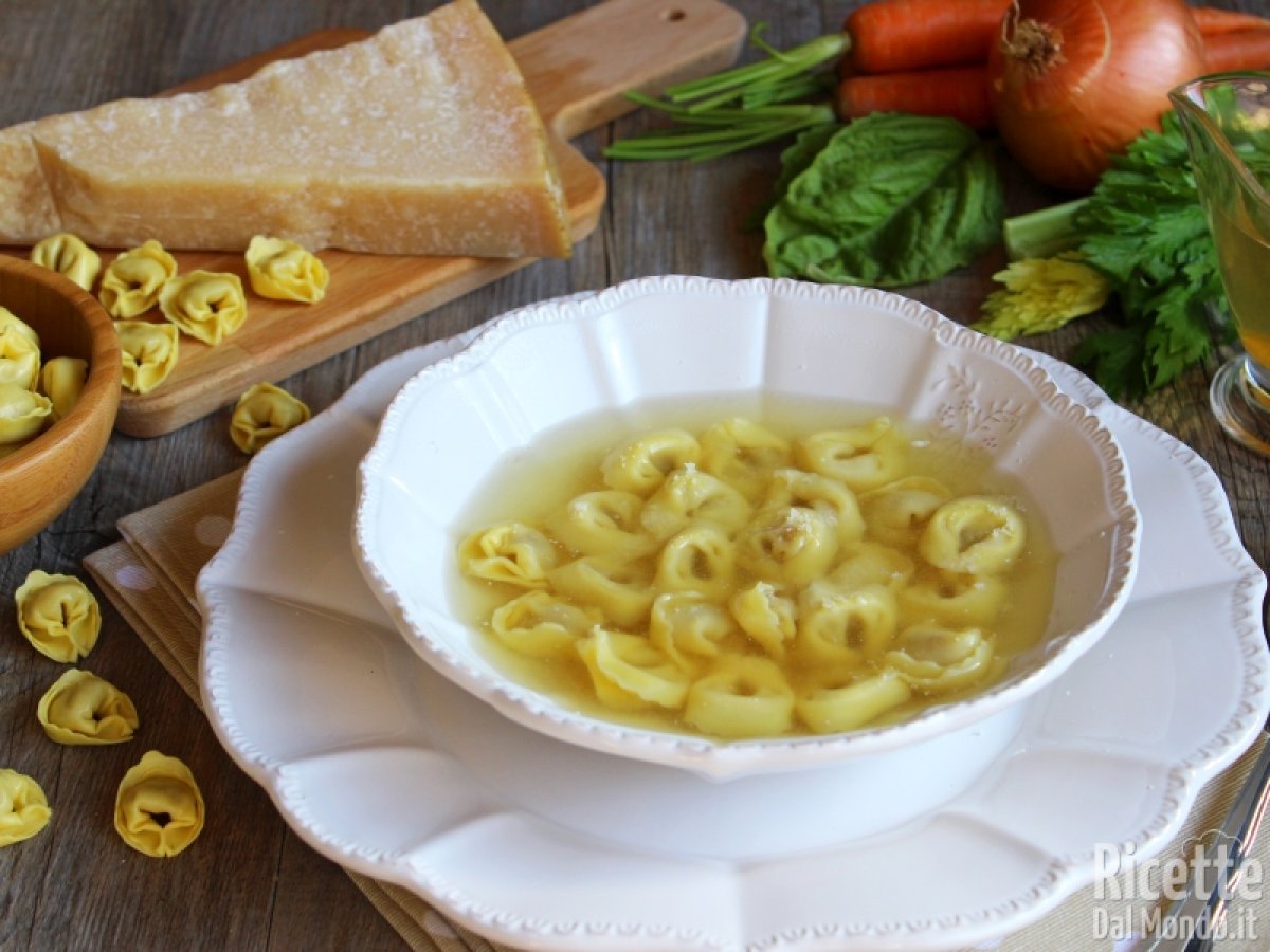 Tortellini in brodo, un piatto caldo ideale per le giornate più fredde