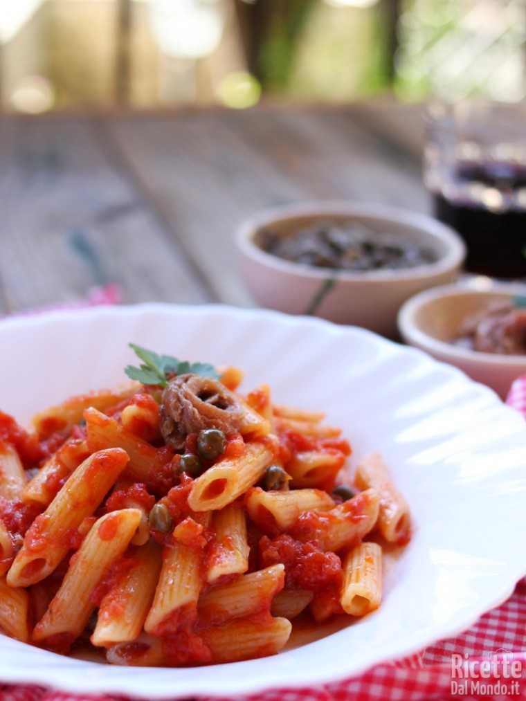 Pennette acciughe e capperi