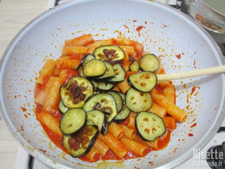 Aggiungere le melanzane fritte
