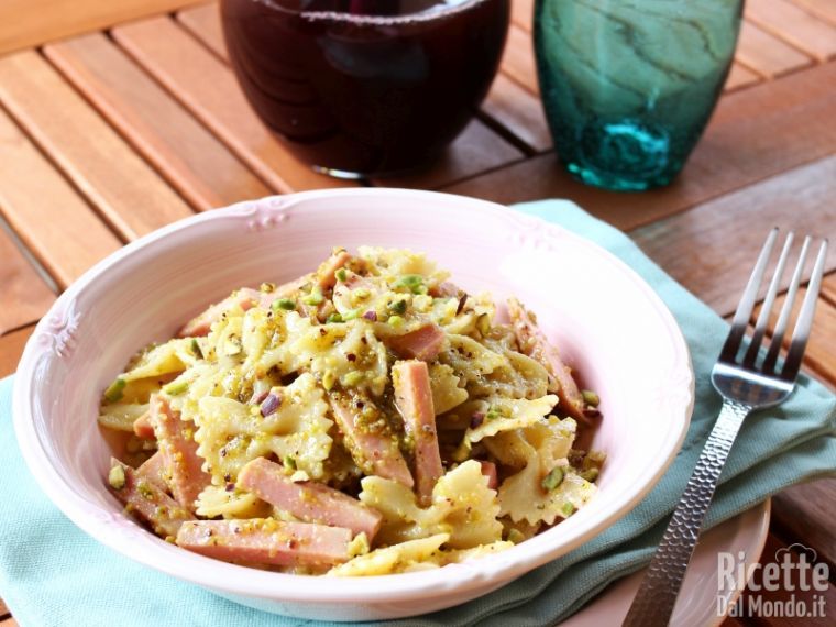 Pasta con pesto di pistacchi e mortadella