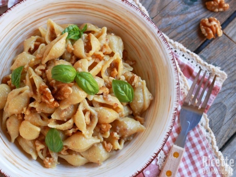 Ricetta delle conchiglie al pesto di noci
