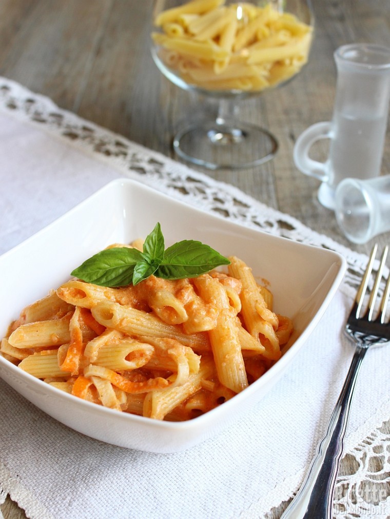 Come fare le penne alla vodka con polpa di granchio