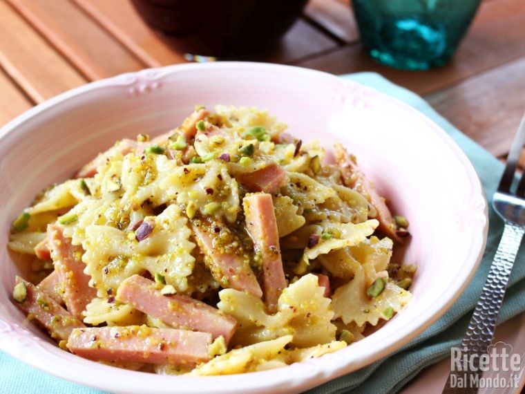 Ricetta pasta con pesto di pistacchi e mortadella