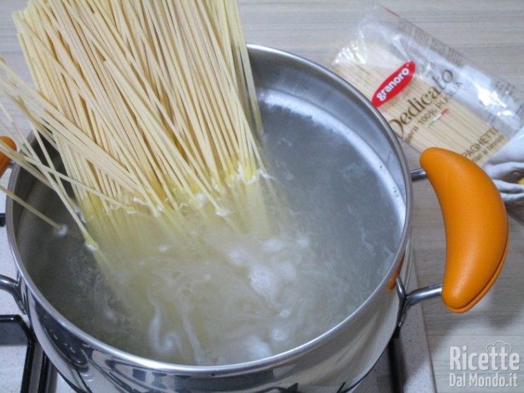 Spaghetti con colatura di alici e pomodorini 6