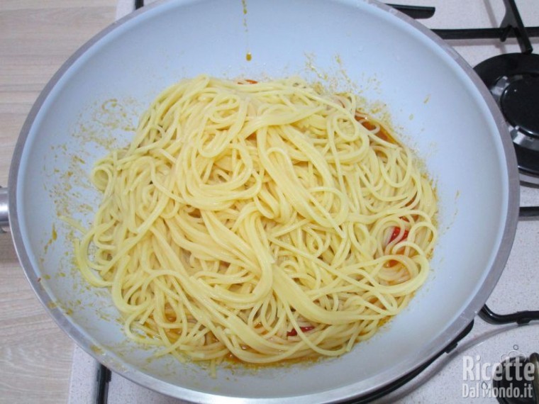Spaghetti con colatura di alici e pomodorini 7