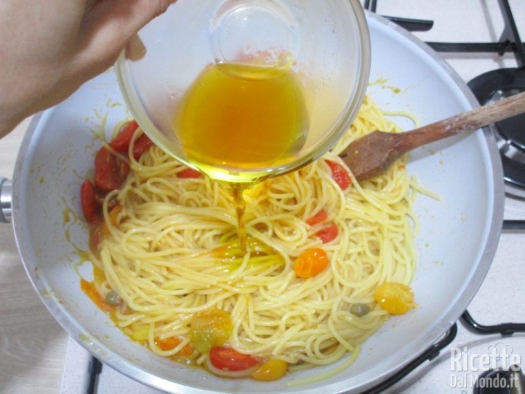 Spaghetti con colatura di alici e pomodorini 8