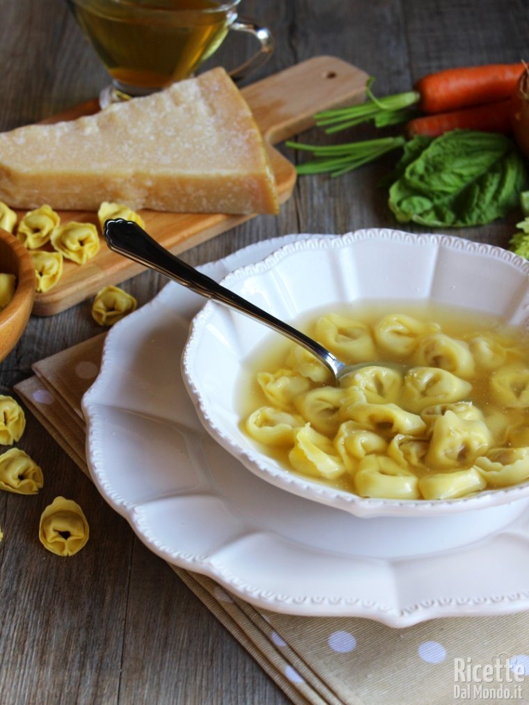 Come fare i tortellini in brodo