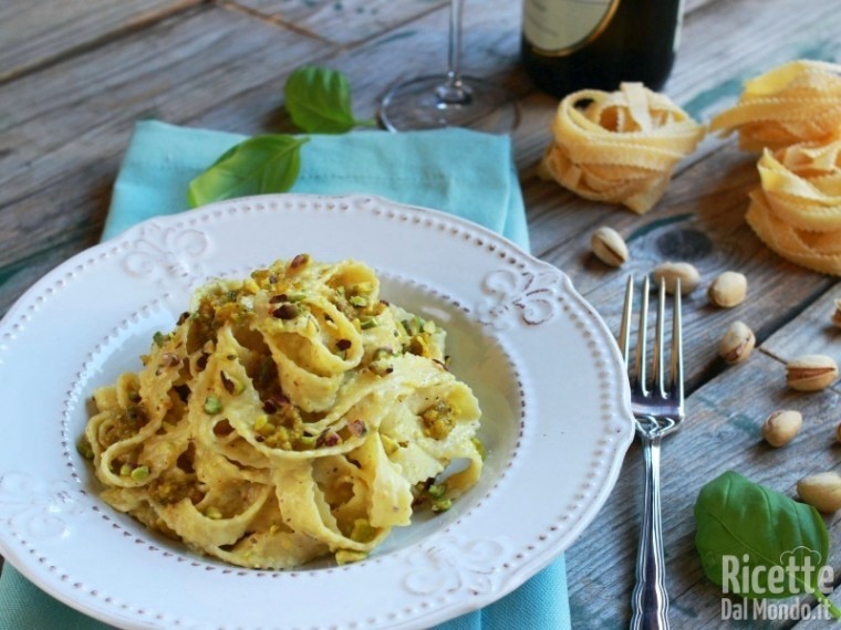 Tagliatelle al pesto di pistacchi