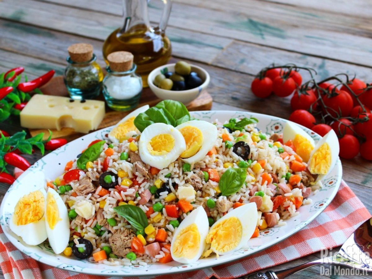 Insalata di riso, ricetta estiva, nutriente, semplice e leggera.