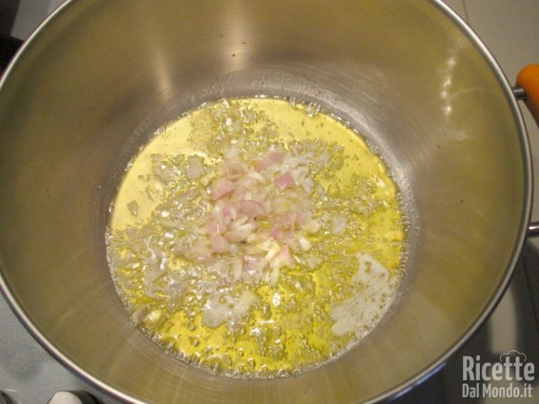 Riscaldare il burro con olio e scalogno
