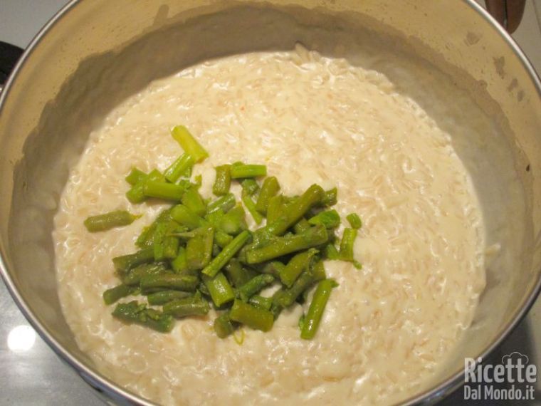 Aggiungere gli asparagi