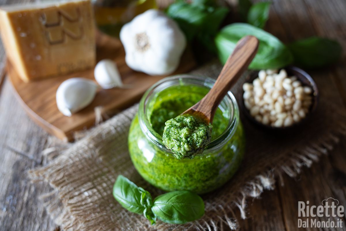 Pesto alla genovese: Ricetta e consigli per farlo perfetto in 5 minuti!