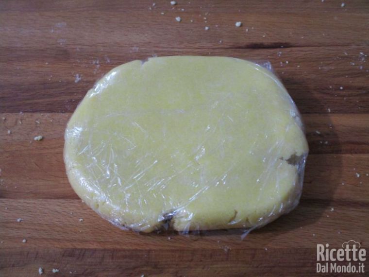Formare il panetto e lasciarlo riposare in frigo