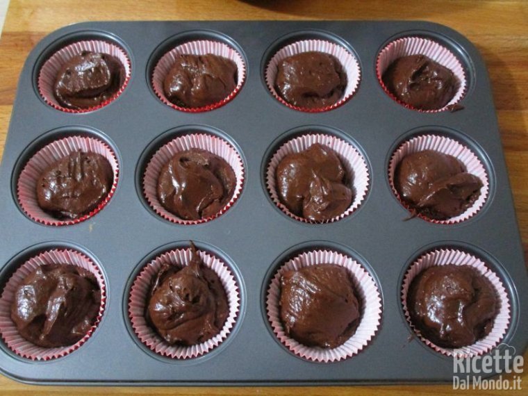 Riempire i pirottini dei muffin