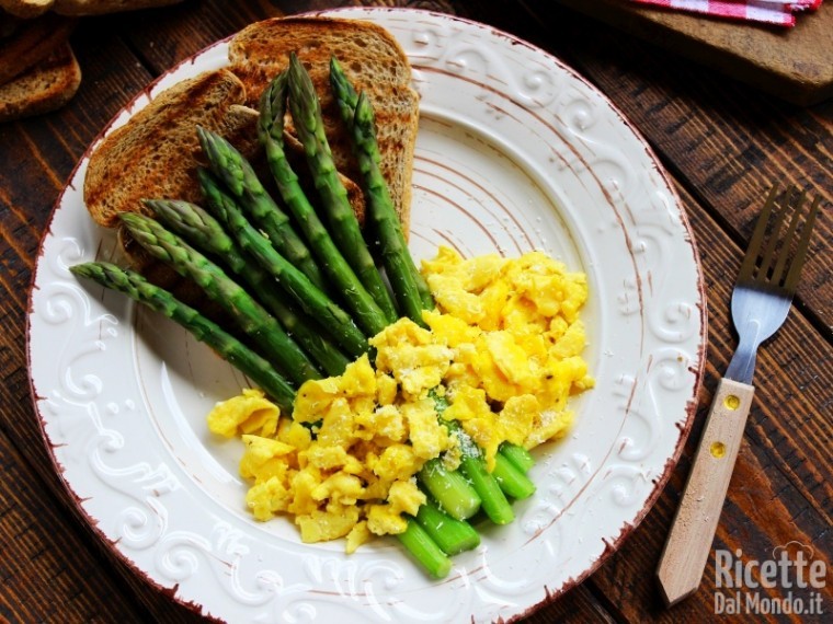 Ricetta asparagi con uova e pane bruschettato