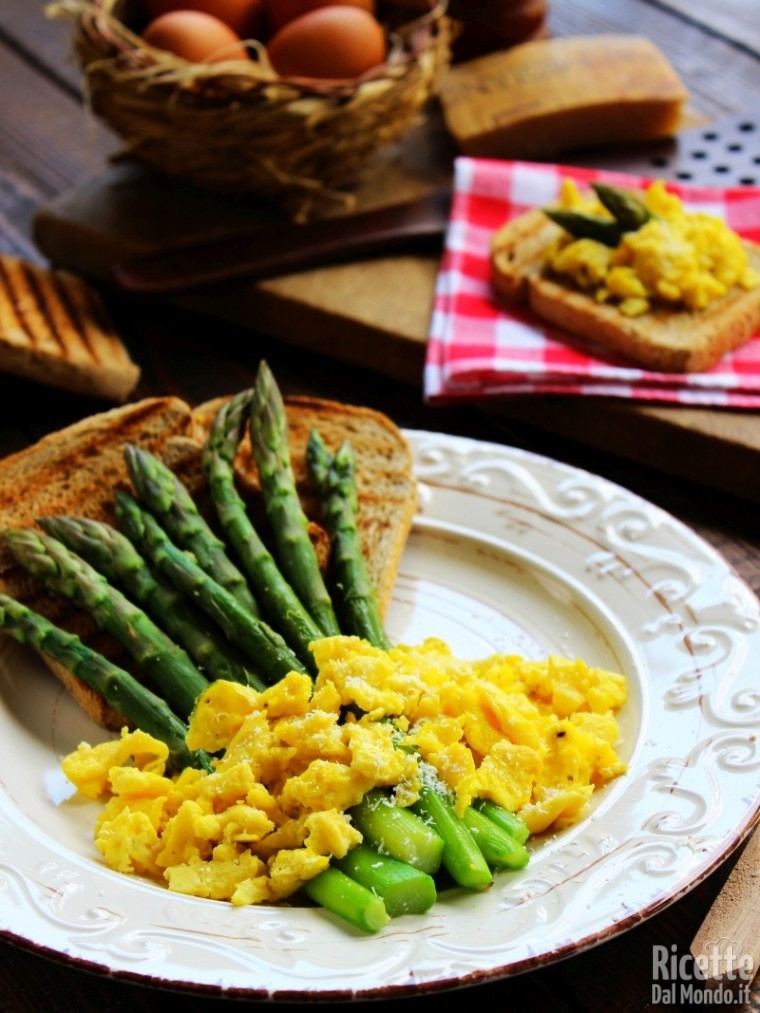 Come fare gli asparagi con uova e pane bruschettato