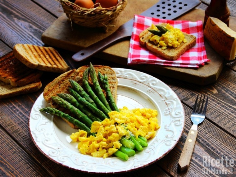 Asparagi con uova e pane bruschettato