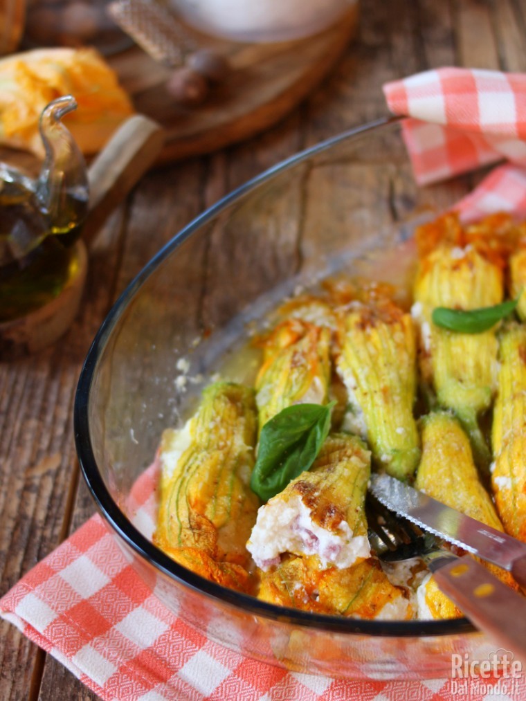 Come fare i fiori di zucca ripieni di ricotta