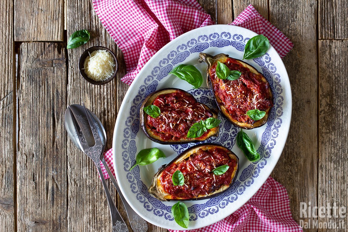 Melanzane ripiene al forno. Ricetta semplice con carne o salsiccia!