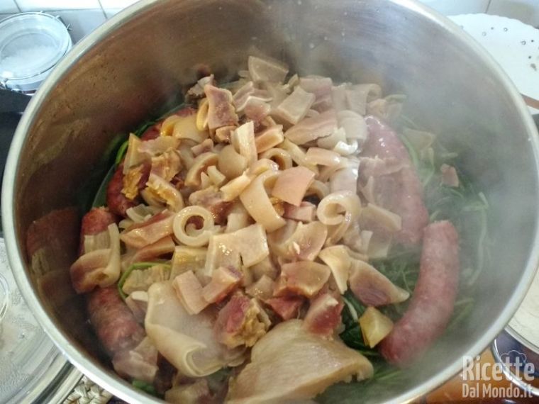 Aggiungere i pezzi di carne