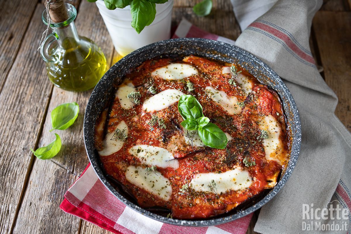 Melanzane alla pizzaiola cotte in pentola. La ricetta semplice con mozzarella filante!