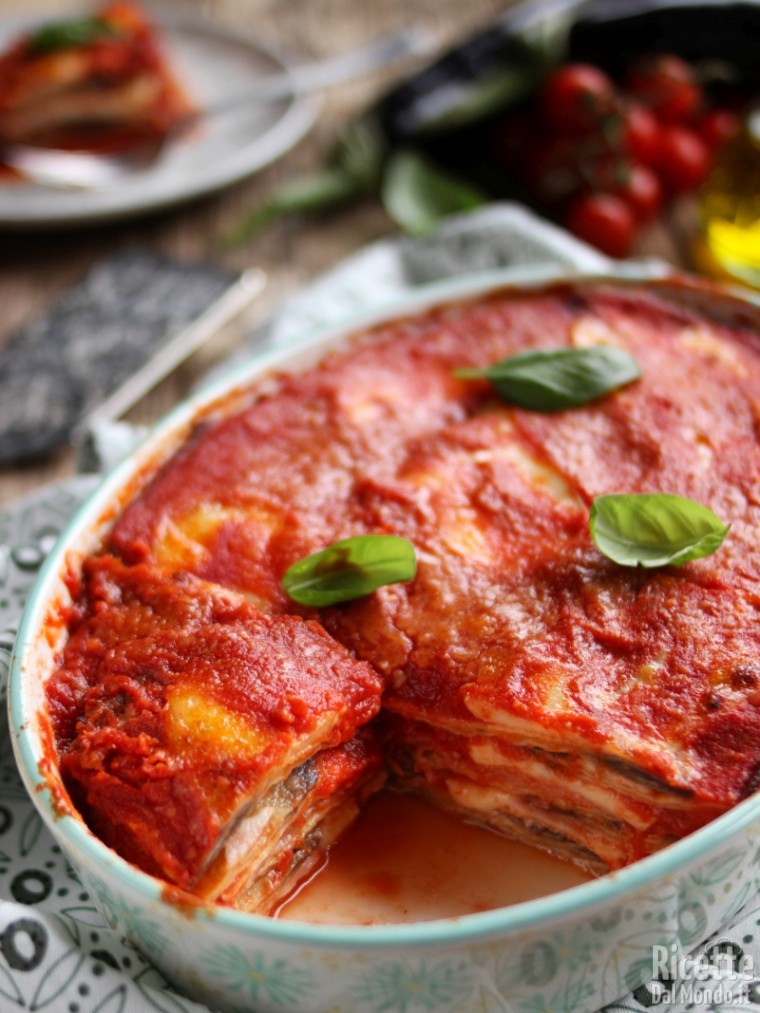 Ricetta parmigiana ricca con prosciutto e mozzarella