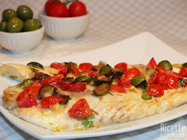 Filetto di pesce persico con olive e pomodorini al forno