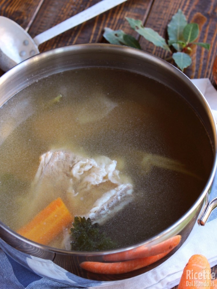 Brodo di carne tradizionale